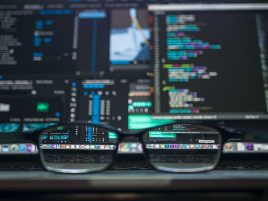 © Kevin / unsplash.com Brille und Desktop