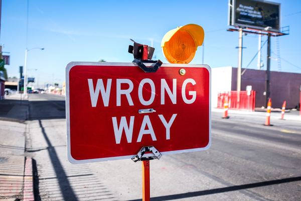 © Neonbrand / unsplash.com Wrong Way